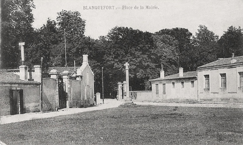 Carte postale ancienne Bf-Mairie-place