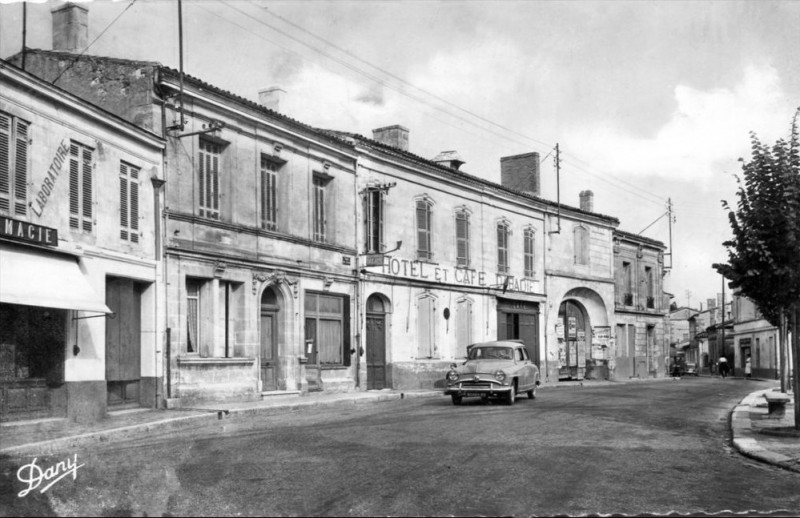 Carte postale ancienne Bf-Place de l'Eglise 02
