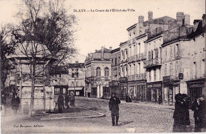 Carte postale ancienne Blaye - cours de l'Hôtel de ville 1