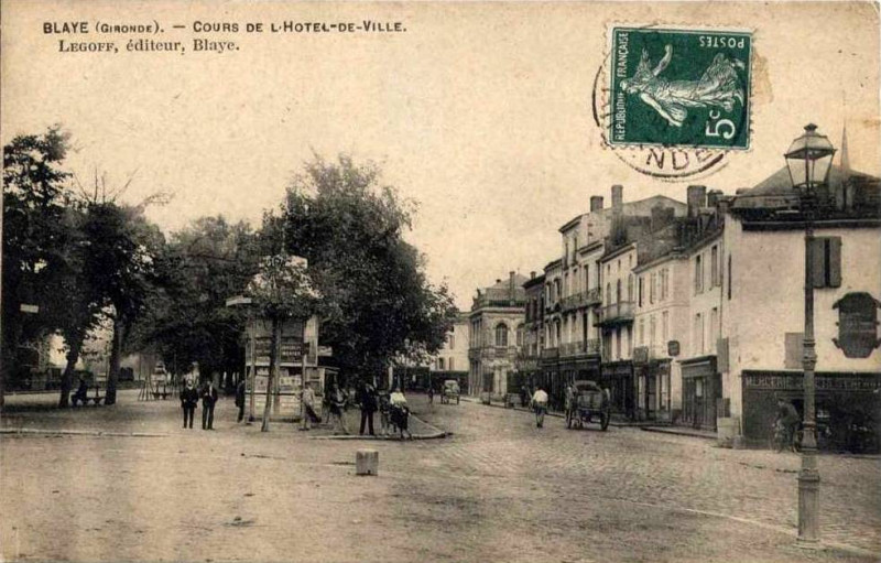 Carte postale ancienne Blaye - cours de l'Hôtel de ville 3