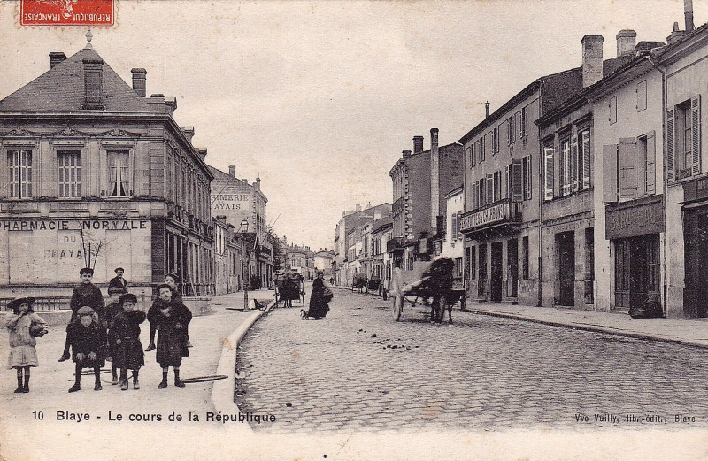 Carte postale ancienne Blaye - cours de la République 3