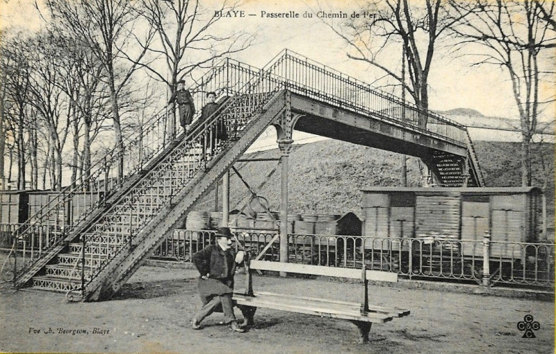 Carte postale ancienne Blaye - Passerelle du chemin de fer