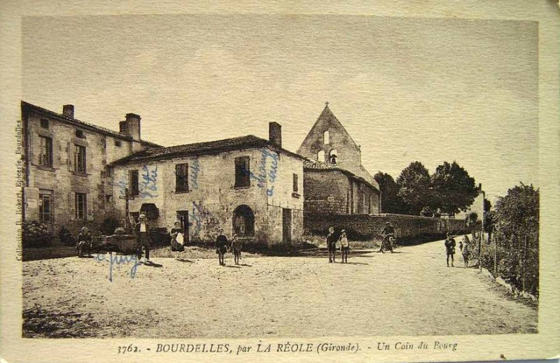 Carte postale ancienne Bourdelles - bourg