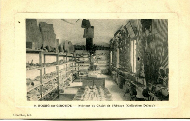 Carte postale ancienne Bourg - ancienne abbaye 4