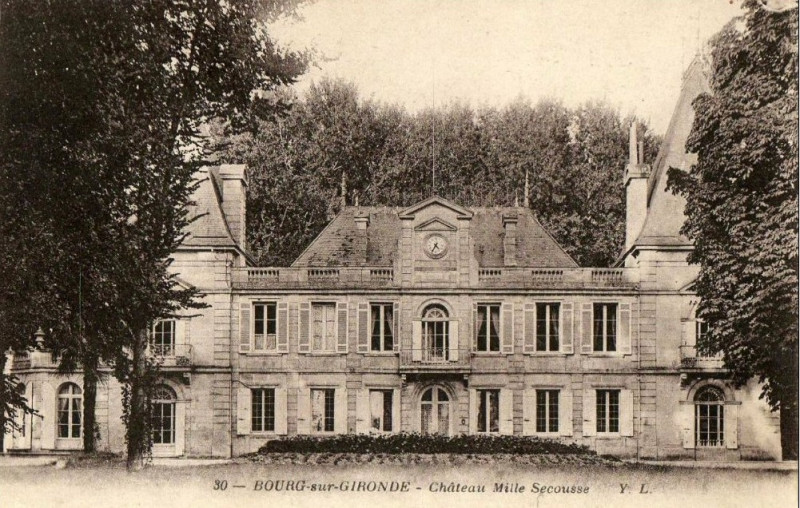Carte postale ancienne Bourg - château Mille Secousses 2