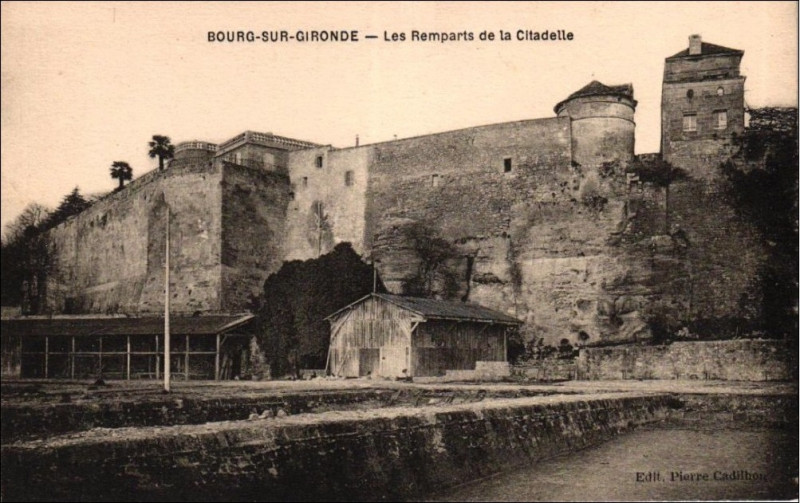 Carte postale ancienne Bourg - Citadelle 3