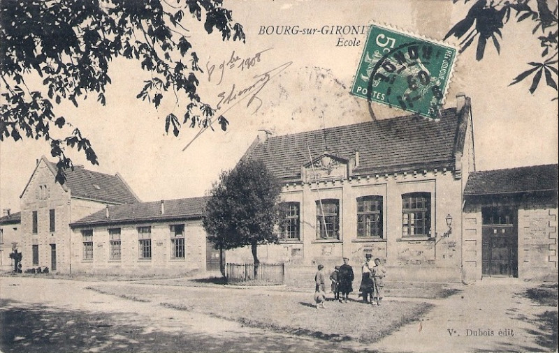Carte postale ancienne Bourg - Ecoles 1