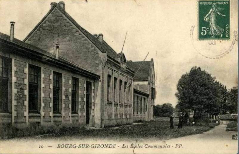 Carte postale ancienne Bourg - Ecoles 2