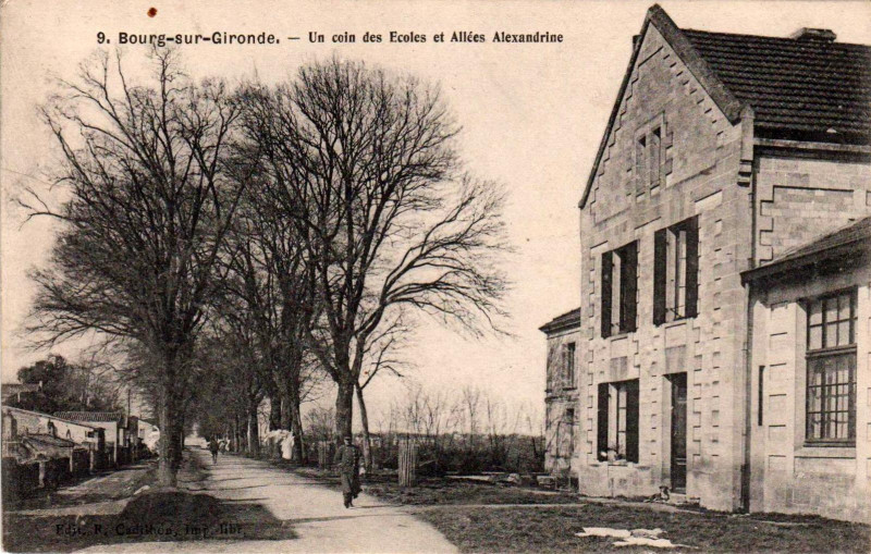 Carte postale ancienne Bourg - Ecoles 4