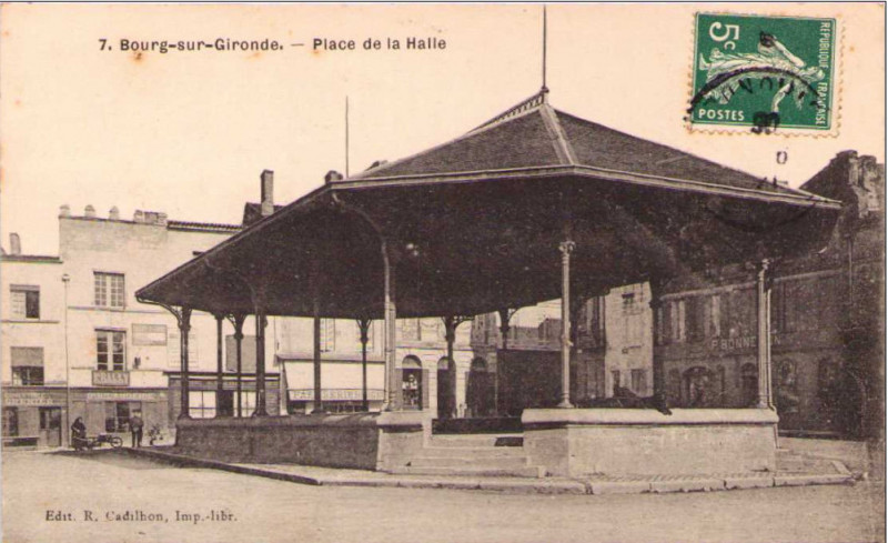 Carte postale ancienne Bourg - Halles 1