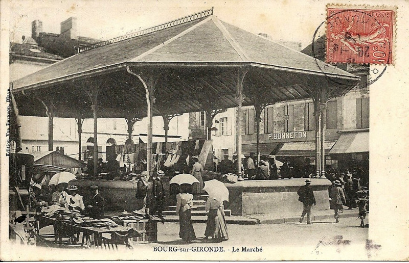 Carte postale ancienne Bourg - Halles 2