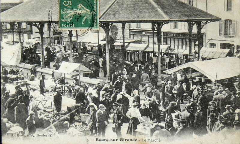 Carte postale ancienne Bourg - Halles 3