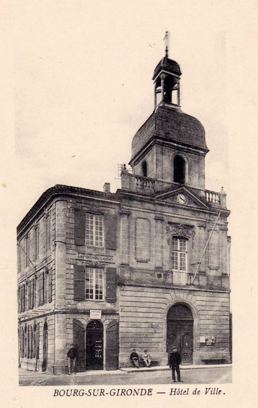 Carte postale ancienne Bourg - Mairie 1