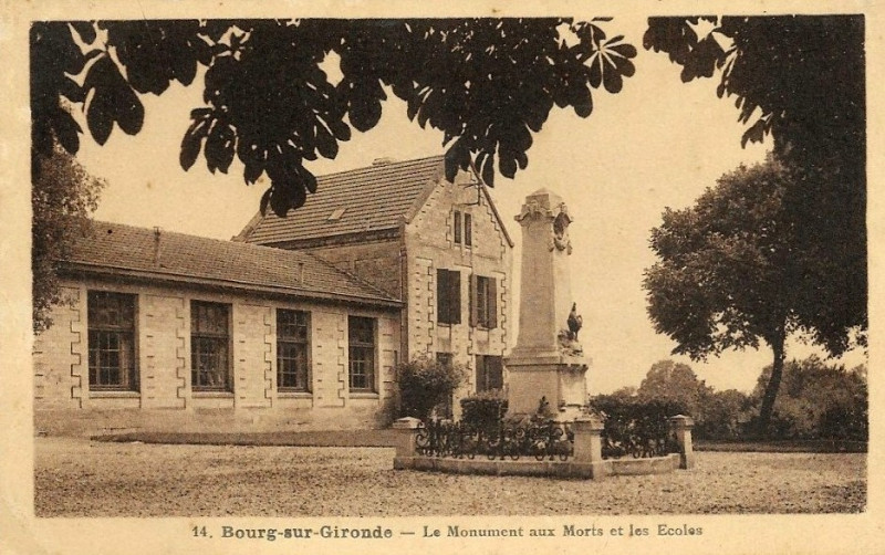 Carte postale ancienne Bourg - monument aux morts