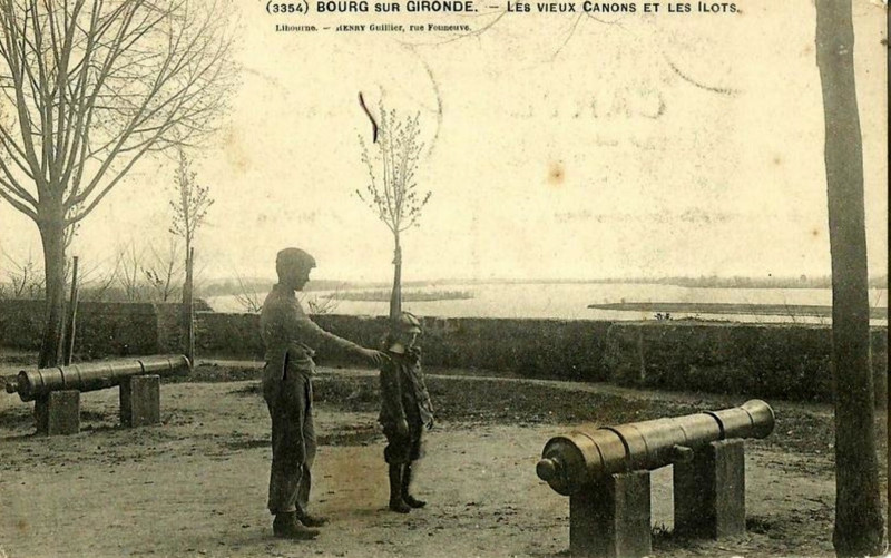 Carte postale ancienne Bourg - Place du District 2
