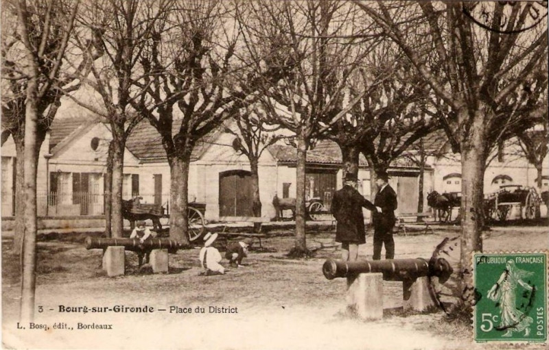 Carte postale ancienne Bourg - Place du District 4