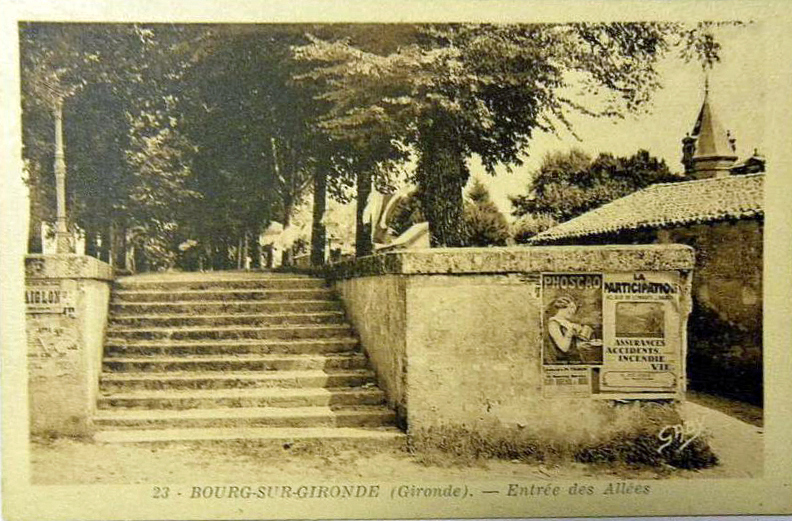 Carte postale ancienne Bourg - Place du District 8