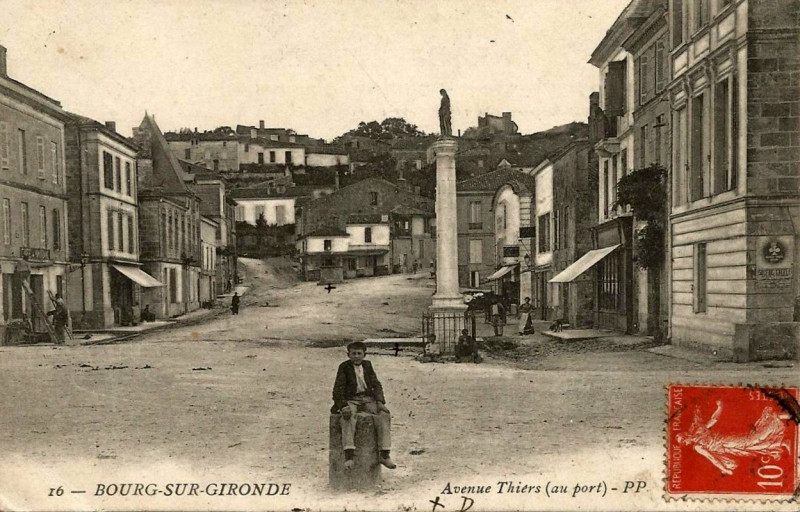 Carte postale ancienne Bourg - Place Thiers 1