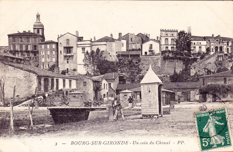 Carte postale ancienne Bourg - Port 2