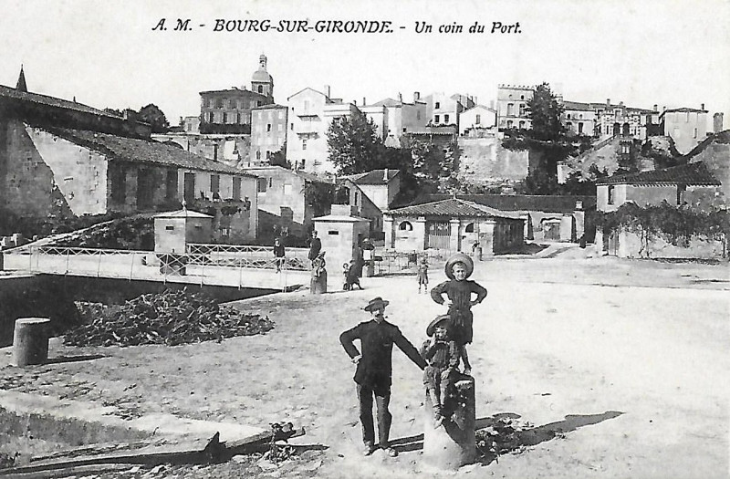 Carte postale ancienne Bourg - Port 3
