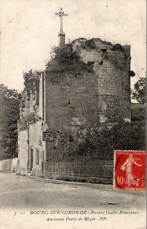 Carte postale ancienne Bourg - Porte de Blaye 1