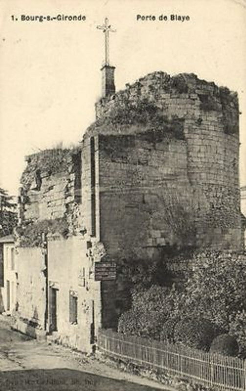 Carte postale ancienne Bourg - Porte de Blaye 2