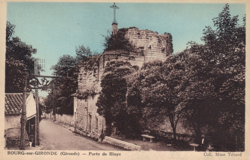 Carte postale ancienne Bourg - Porte de Blaye 3
