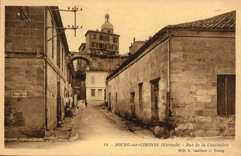 Carte postale ancienne Bourg - Porte de la Coutinière 6