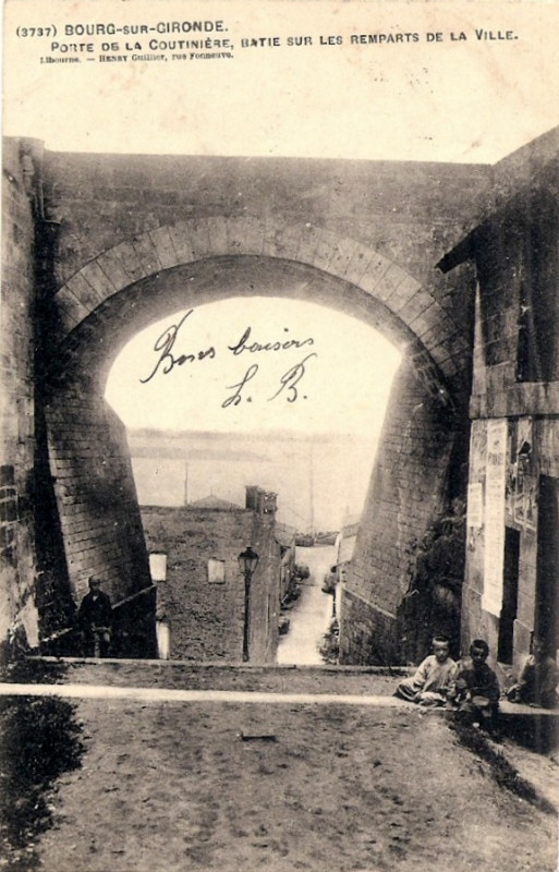 Carte postale ancienne Bourg - porte de la Coutinière 7