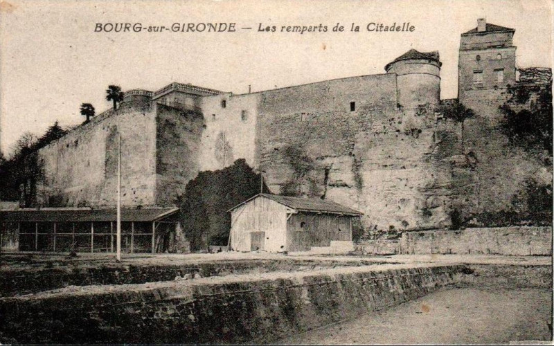 Carte postale ancienne Bourg - Ramparts 1