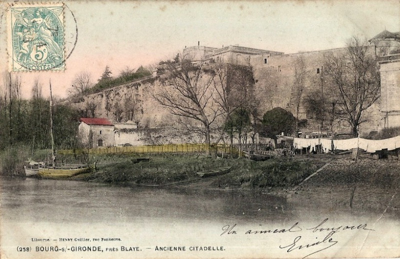Carte postale ancienne Bourg - Ramparts 2