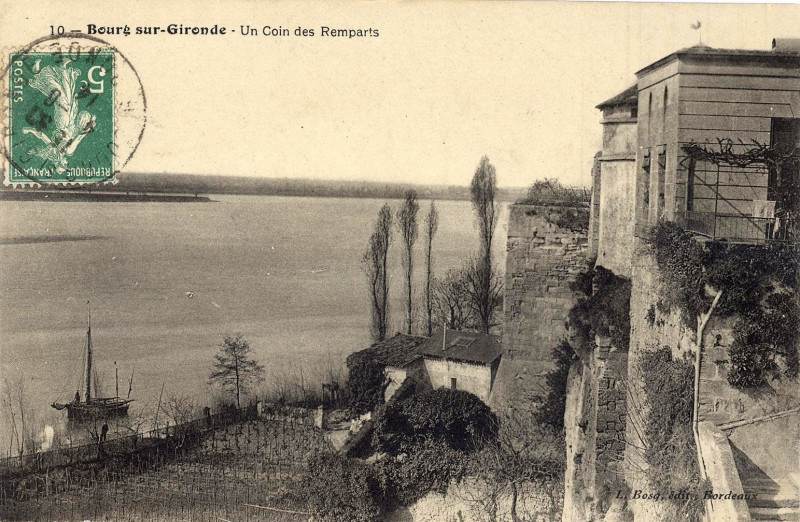 Carte postale ancienne Bourg - Ramparts 3a