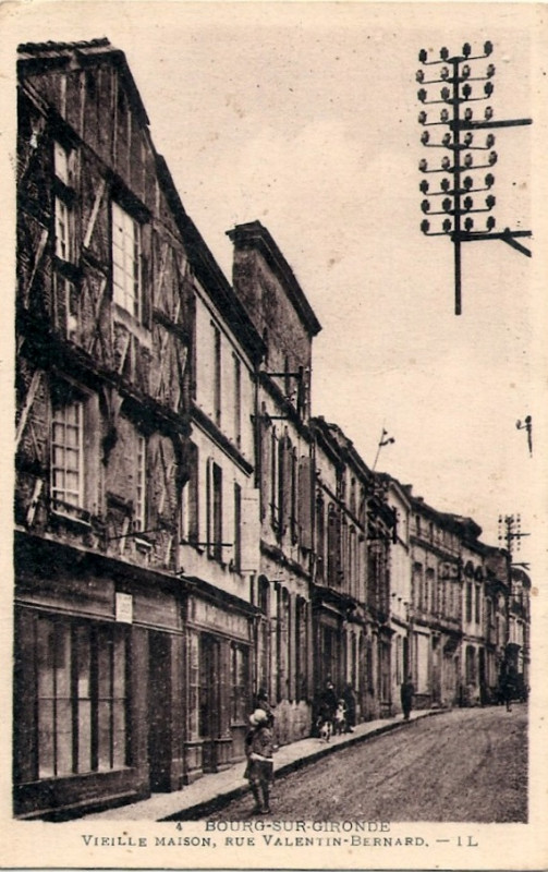 Carte postale ancienne Bourg - rue Valentin-Bernard 2
