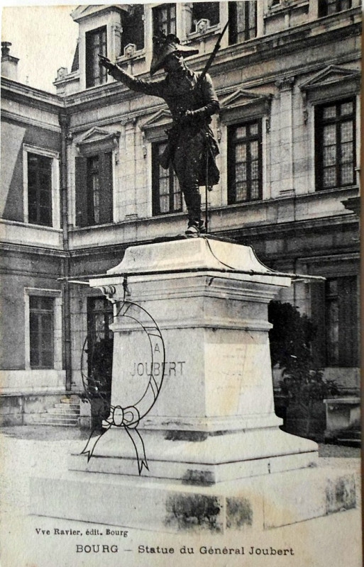 Carte postale ancienne Bourg - statue du Général Joubert