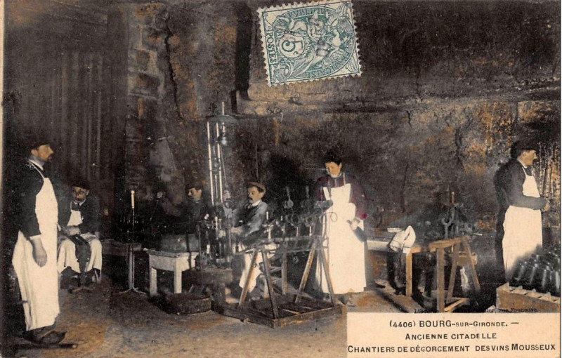 Carte postale ancienne Bourg - Travail vinicole 2