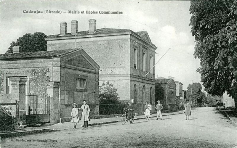 Carte postale ancienne Cadaujac la Mairie 2