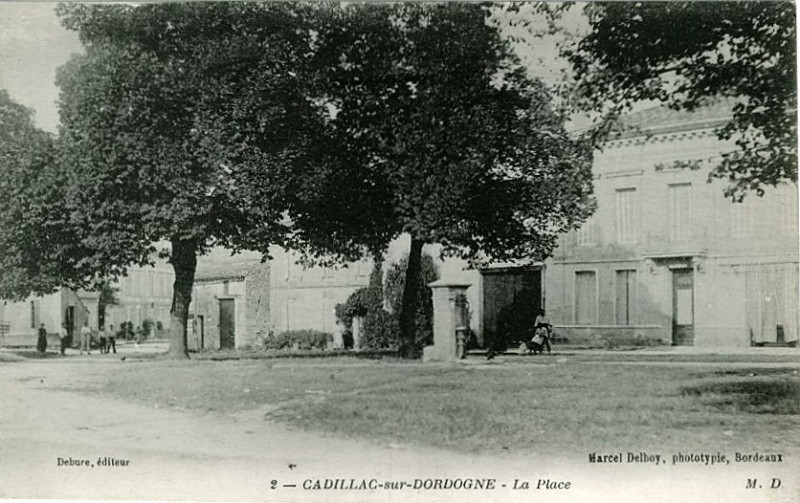 Carte postale ancienne Cadillac-sur-Dordogne - La place
