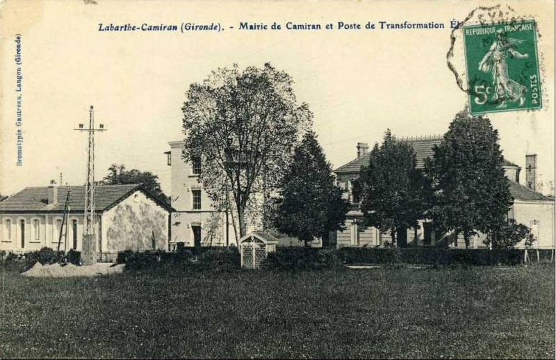 Carte postale ancienne Camiran - Mairie et poste de transformation