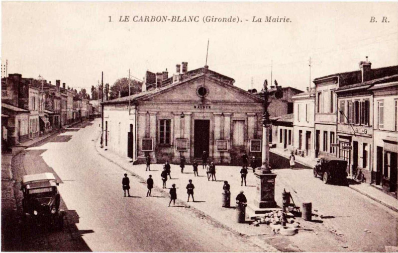 Carte postale ancienne Carbon-Blanc Hôtel-de-ville 2