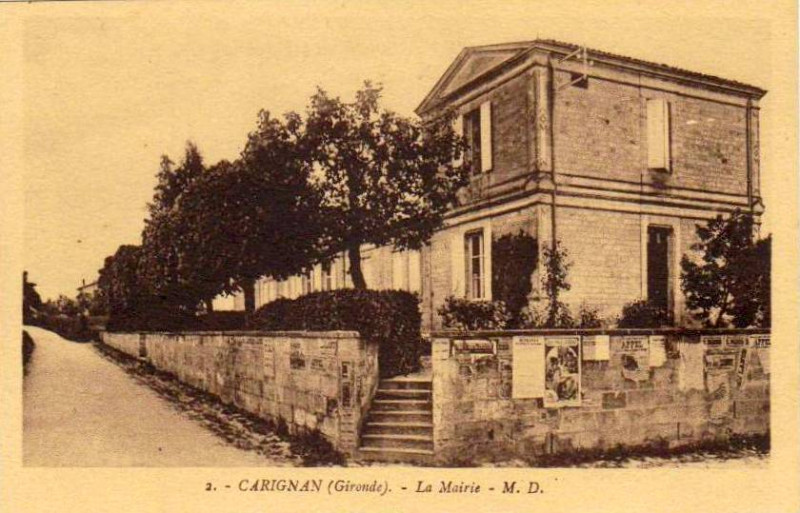 Carte postale ancienne Carignan - Mairie 3