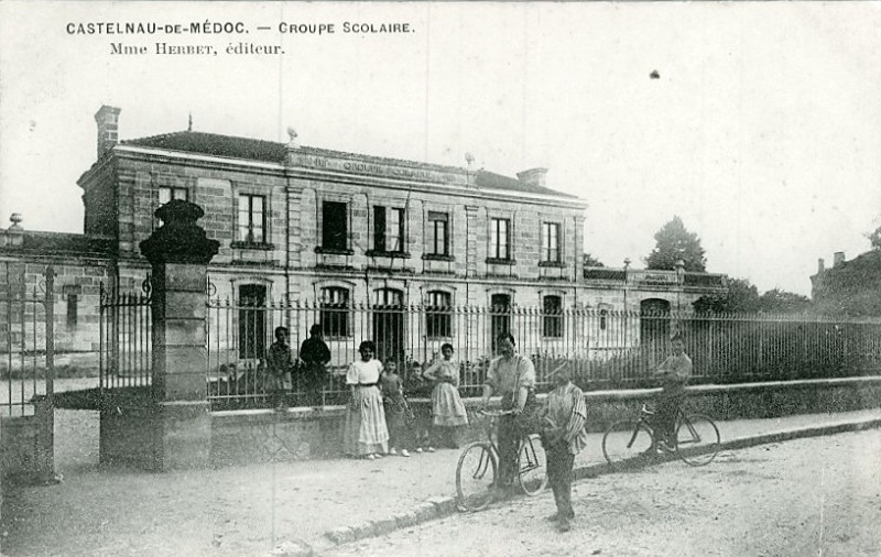 Carte postale ancienne Castelnau-de-Médoc - groupe scolaire 2