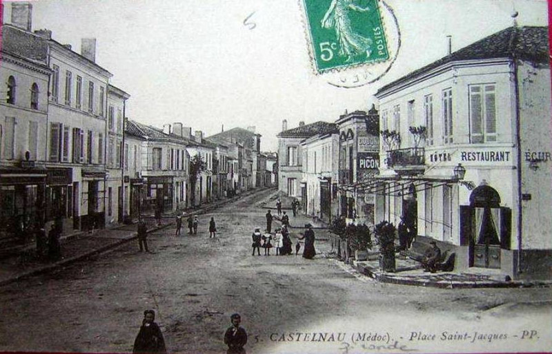 Carte postale ancienne Castelnau-de-Médoc - Place Saint-Jacques 4