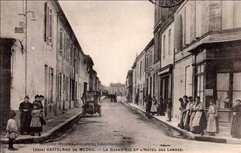 Carte postale ancienne Castelnau-de-Médoc - rue principale
