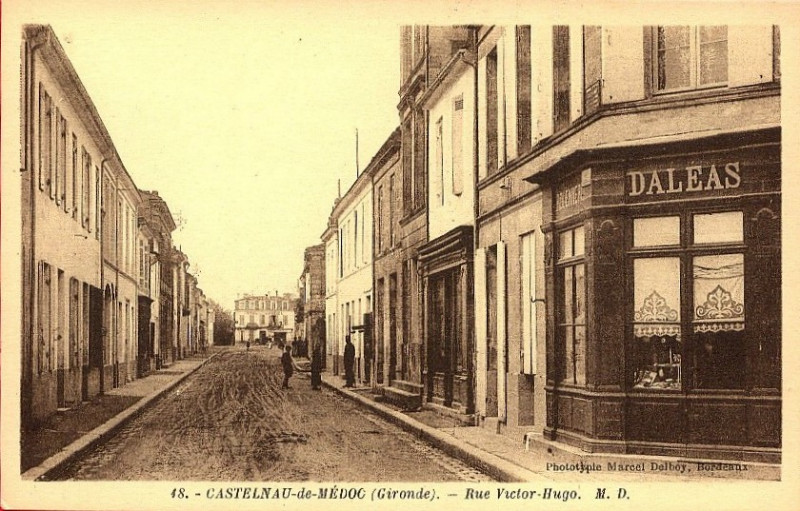 Carte postale ancienne Castelnau-de-Médoc - rue Victor-Hugo 1