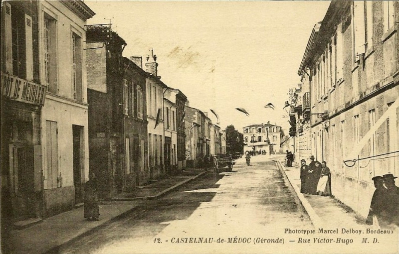 Carte postale ancienne Castelnau-de-Médoc - rue Victor-Hugo 2