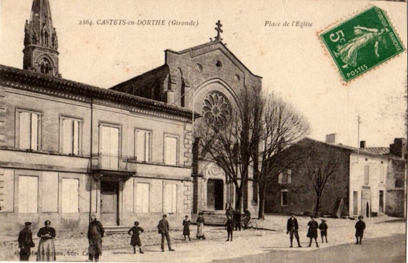 Carte postale ancienne Castets-en-Dorthe - Place de l'église 2