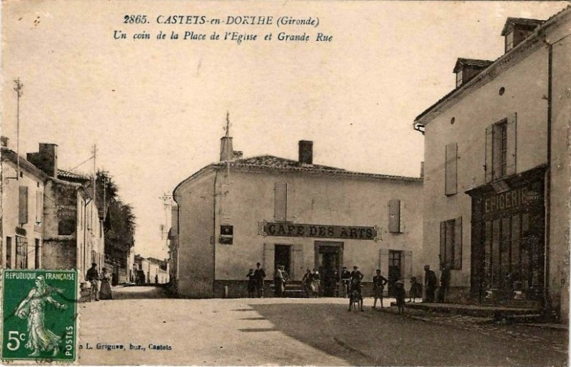 Carte postale ancienne Castets-en-Dorthe - Place de l'église