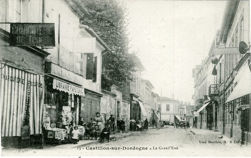 Carte postale ancienne Castillon - Grande rue 2