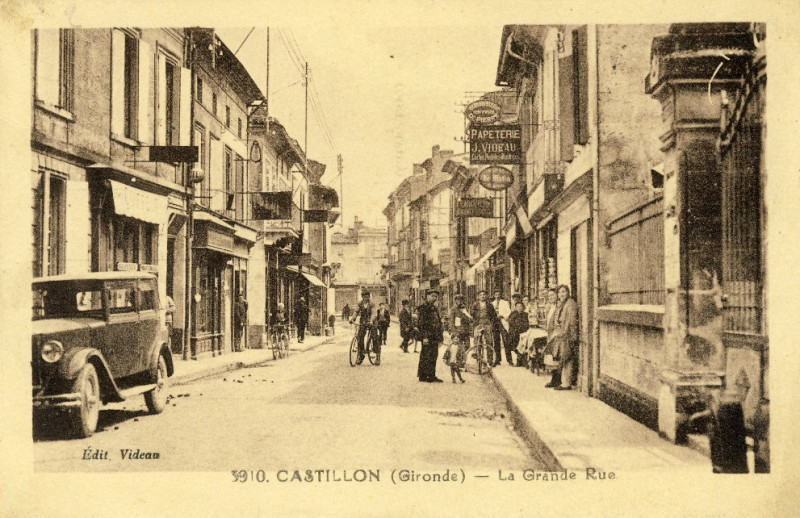 Carte postale ancienne Castillon - Grande rue 3