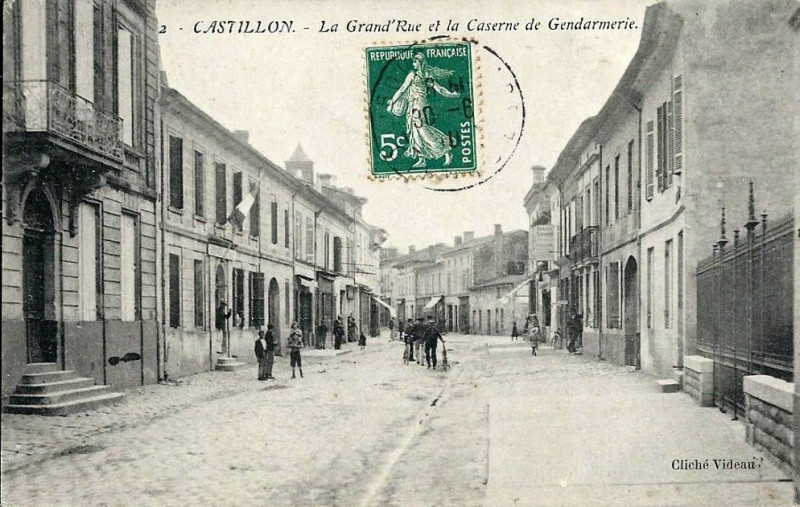Carte postale ancienne Castillon - Grande rue 5